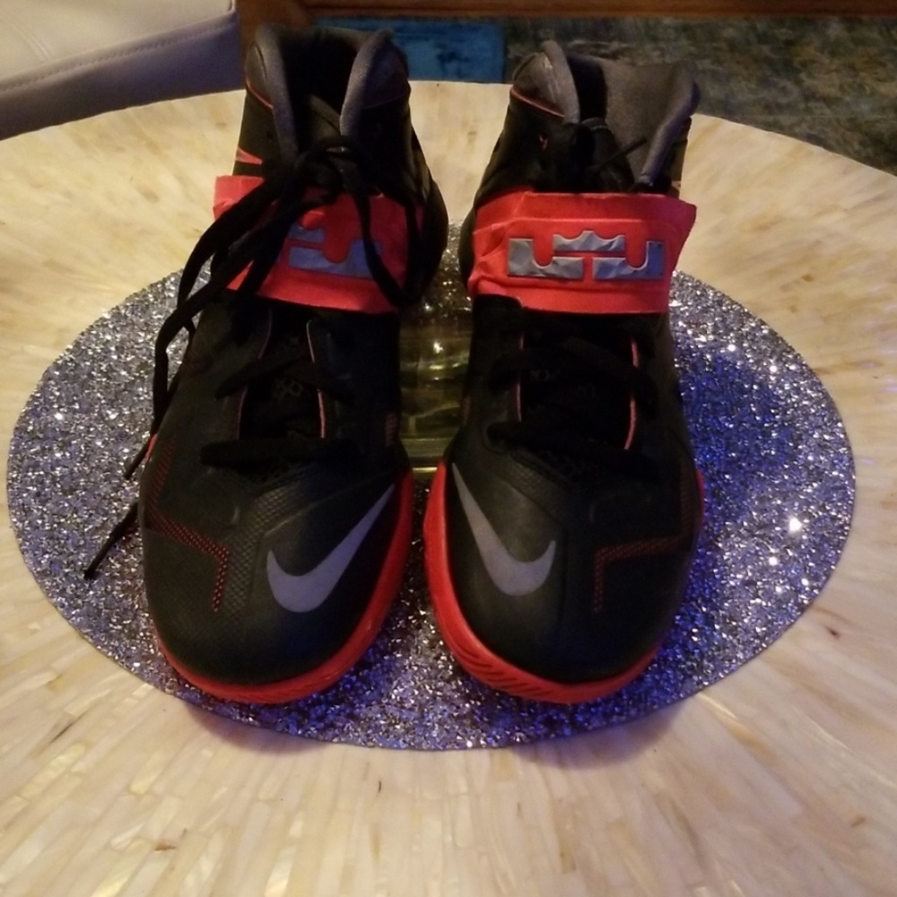 Mens Nike Lebron James tennis shoes